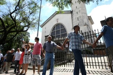 Frei Cl Udio N O Celebra Missa E Fi Is Protestam Na Igreja Do Carmo O