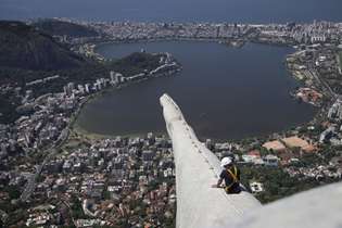 Durante um temporal que atingiu a capital Rio em 16 de janeiro, pelo menos um raio atingiu a estátua do Cristo 