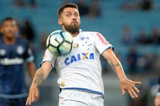 Sóbis fez o gol da vitória do Cruzeiro em Porto Alegre  