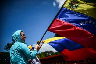 Fracassada tentativa de fazer entrar na Venezuela ajuda internacional em 23 de fevereiro resultou em intensos distúrbios nas fronteiras da Venezuela com a Colômbia e com o Brasil, que causaram sete mortes e cerca de 300 feridos