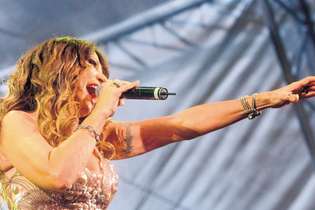 Elba Ramalho tem criticado o número desproporcional de músicos sertanejos na festa