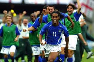 Ronaldinho deu passe, marcou gol e foi expulso do confronto com a Inglaterra