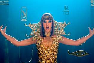 Katy Perry em cena do clipe da música "Dark Horse"