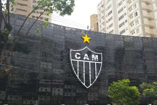 Nova fachada da sede do Atlético recebe as estrelas dos escudos do time