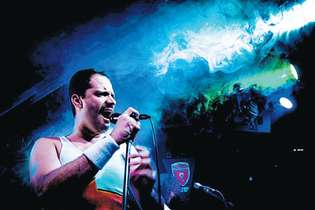 Cover. O vocalista Renato Amand revive Freddie Mercury à frente da banda Lurex, cover de Queen