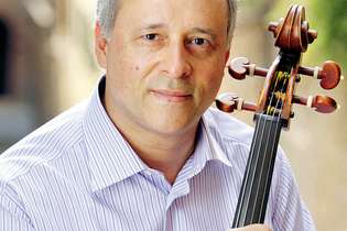 O violoncelista Antônio Meneses se apresenta com a Orquestra de Câmara do Sesiminas nesta quarta