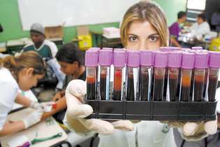 Cadastro. Possíveis doadores têm amostra de sangue coletada para testes, que vão determinar as características genéticas necessárias para compatibilidade