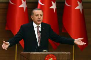 O presidente turco Recep Tayyip Erdogan (foto) denunciou o apoio militar dos Estados Unidos aos curdos