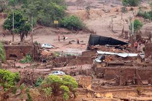 O mar de lama que soterrou o distrito de Bento Rodrigues atingiu outras 40 cidades de MG e ES