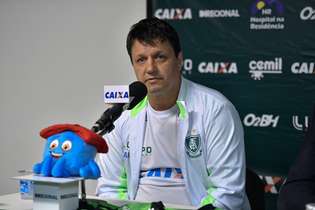 Técnico Adílson Batista aprovou postura da defesa do Coelho na Vila Belmiro