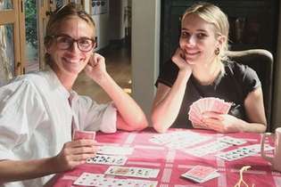 Emma e Julia Roberts jogam cartas e mostram intimidade
