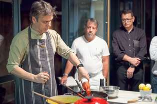 O chef Renato Quintino ministra cursos semestrais de gastronomia. Uma das iguarias ensinadas na aula são os camarões com legumes