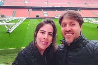 A vendedora Cíntia Cristina e o marido Cássio Drumond no estádio San Siro, em Milão, onde ele comemorou o aniversário de 35 anos
