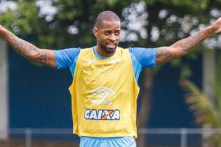 Jogador ficou emocionado por voltar à seleção, mas também quer participar de momento decisivo no Cruzeiro