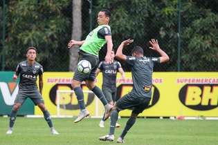 Ricardo Oliveira participou do treino com bola em campo reduzido realizado pelo Atlético nesta terça-feira, na Cidade do Galo