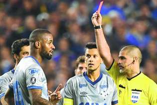 O zagueiro do Cruzeiro acabou sendo expulso erroneamente pelo árbitro da partida após revisão no VAR de lance fortuito na pequena área com o goleiro do Boca Juniors, Andrada, que teve fratura no maxilar