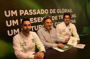 Paulo Assis, Marcus Salum e Paulo Bracks com o certificado da CBF