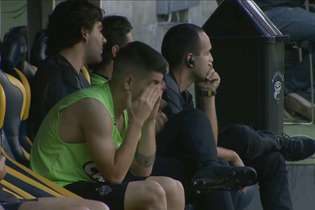 Tomás Andrade deu socos no banco de reservas e chorou após ser substituído ainda no primeiro tempo
