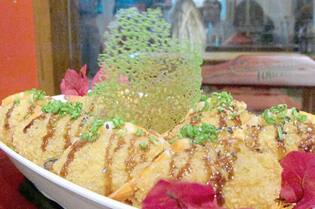 Acarajapa do Japa do Beco: prato, com cara de acarajé, é, na verdade, um bolinho de salmão grelhado com tempero e especiarias