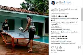 Ronaldinho aproveita o domingão para se divertir com o filho João Mendes