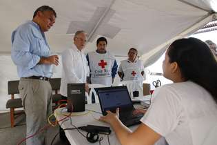 Eduardo Stein (da esq. para dir.) ouve relatos de funcionários de posto da Cruz Vermelha, em Cúcuta, na Colômbia, sobre crise migratória