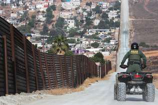 Famílias se encontram na fronteira do México com EUA