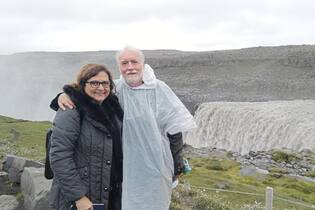 Rivaldo e a mulher Rita, em frente à cachoeira Dettifoss: a Islândia surpreendeu o casal capixaba pelas particularidades