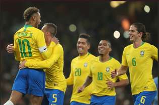 Neymar comemora com os companheiros o gol da vitória sobre o Uruguai