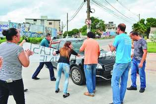 Consequências. Na última quinta-feira, professores municipais de Divinópolis cercaram o carro do prefeito Galileu Machado (MDB) em protesto contra o atraso nos salários
