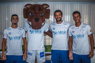 Nova camisa II do Cruzeiro foi lançada as pressas, graças ao vazamento de imagens feitas por um vendedor