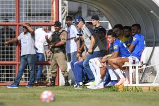 Mano Menezes se recusou a dar entrevista antes da partida em protesto com o posicionamento do banco do Cruzeiro
