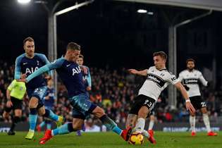 O Tottenham sofreu, mas venceu o Fulham por 2 a 1, de virada, neste domingo, fora de casa, em Londres, pelo Campeonato Inglês.