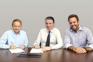 Vittorio Medioli, presidente da Sada, Ricardo Santiago, presidente do Minas, e Tomas Mendes, presidente da FMV, durante assinatura do acordo