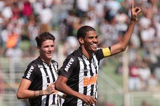 Leonardo Silva comemora gol marcado durante o jogo com a Caldense, em Poços de Caldas
