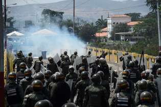 Manifestantes colidem com as forças da Guarda Nacional venezuelana na ponte internacional Simon Bolívar - ligando Cucuta com a cidade venezuelana San Antonio del Tachira - em Cucuta, Colômbia, neste domingo (24)