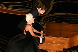Lady Gaga e Bradley Cooper apresentaram "Shalow" no palco do Oscar