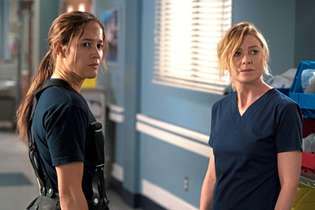 Jaina Lee Ortiz (Andy) encontra Ellen Pompeo (Meredith) no episódio de estreia de "Station 19", que é  derivada de "Grey’s Anatomy"