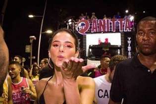 A atriz posou para fotos com fãs enquanto passava o trio elétrico da cantora Anitta