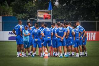 Elenco do Cruzeiro durante treinamento visando ao duelo com o Huracán, na quinta-feira