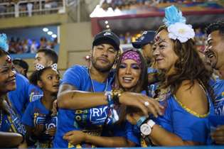 Neymar e Anitta foram atração durante o desfile das escolas de samba do Rio de Janeiro