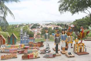 No Alto da Sé, artesãos vendem produtos como esculturas dos principais pontos turísticos do Estado e de figuras que remetem ao Carnaval