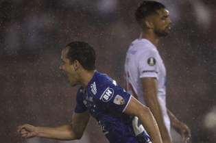 Rodriguinho comemora gol pelo Cruzeiro durante a fase de grupos da Libertadores
