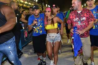 Rumores de um suposto romance entre o jogador Neymar e a cantora Anitta tomara a web e a imprensa depois que eles aparecerem juntos no Carnaval