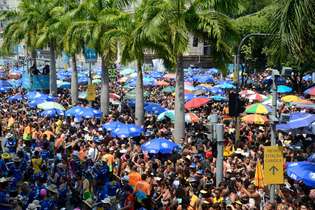Monobloco desfila pelas ruas do Rio de Janeiro no último dia de Carnaval