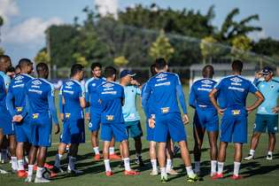 Jogadores do Cruzeiro estão no aguardo do time venezuelano, em Belo Horizonte