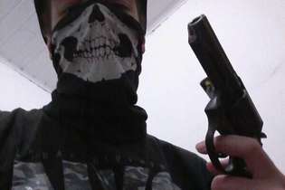 Menino postou foto com arma e máscara
