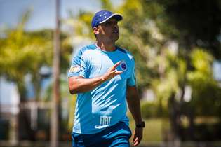 Braço direito do treinador celeste, Sidnei Lobo venceu oito jogos, empatou três e perdeu cinco como "suplente" do Cruzeiro