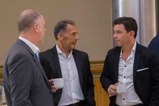 Durante a reunião, o técnico do Cruzeiro Mano Menezes conversa com Miguel Angel Russo e Gallardo