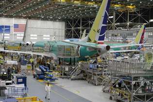Os aviões Boeing 737 são retratados na linha de produção da empresa