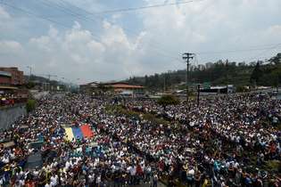 Dia é marcado por protestos a favor e contra o governo de Nicolás Maduro